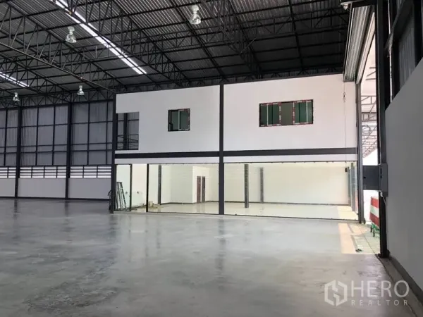 คลังสินค้า ให้เช่าในBang Phli, Samut Prakan - มุมมองภายในพร้อมอาคารสำนักงาน 2 ชั้นและทางเข้าสไลด์กระจก