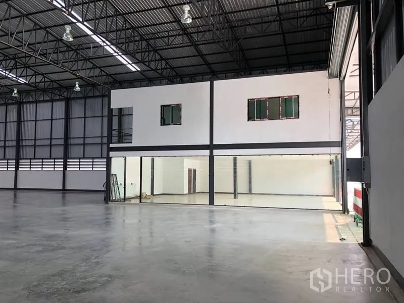 คลังสินค้า ให้เช่าในBang Phli, Samut Prakan - มุมมองภายในพร้อมอาคารสำนักงาน 2 ชั้นและทางเข้าสไลด์กระจก