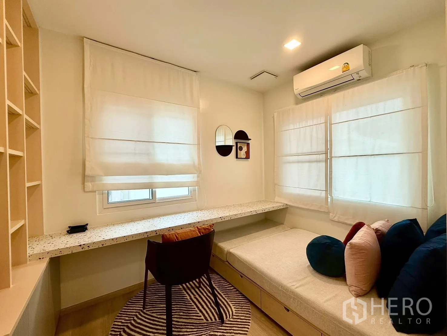 Detached House for rent in Bang Phli, Samut Prakan - Compact study or fifth bedroom with long desk and daybed.