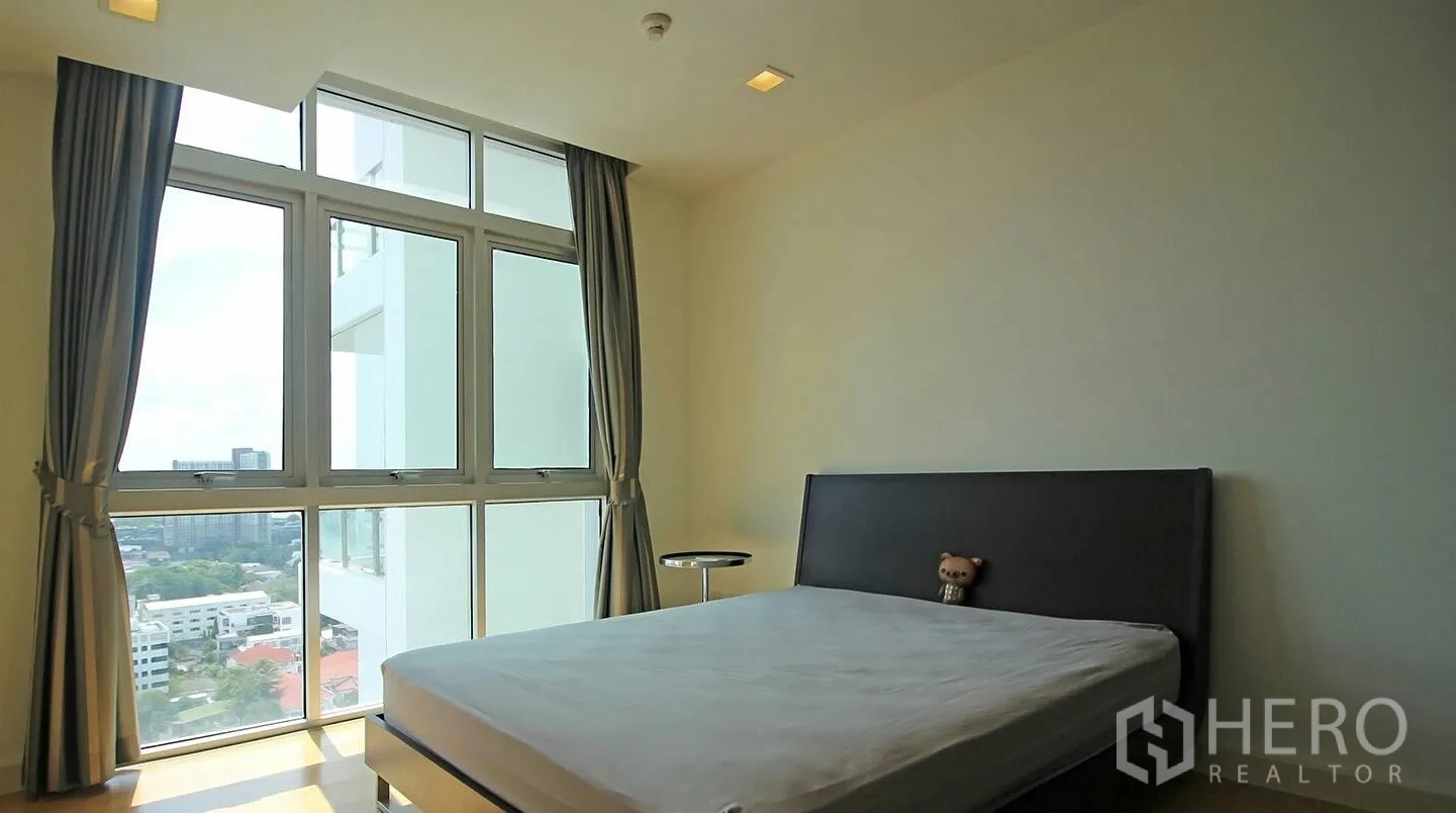 คอนโด ให้เช่าในKhlong Toei, Bangkok - ห้องนอนรับแสงธรรมชาติ หน้าต่างสูง ผ้าม่าน และวิวเมือง
