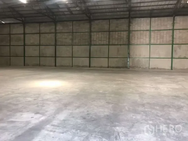 工厂 出租在Bang Pakong, Chachoengsao - 无柱仓库内部，高挑空间与混凝土地面。