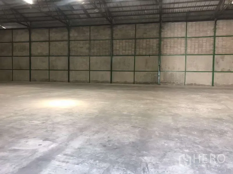 工厂 出租在Bang Pakong, Chachoengsao - 无柱仓库内部，高挑空间与混凝土地面。