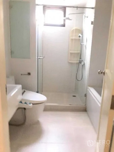 คอนโด ให้เช่าในKhlong Toei, Bangkok - ห้องน้ำสว่าง มีตู้ Shower กระจก อ่างอาบน้ำ และหน้าต่างบานเล็ก