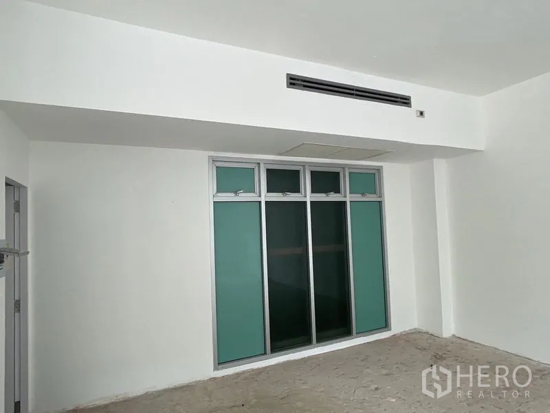 零售空间 出租 - 后部房间，磨砂窗与吊顶送风口