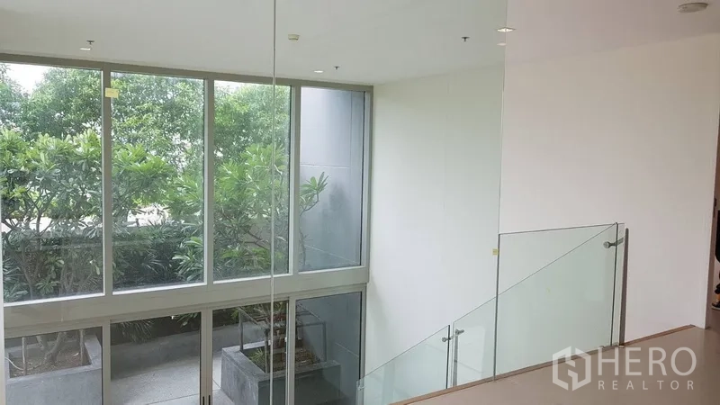 คอนโด ขายในKhlong San, Bangkok - ระเบียงทางเดินชั้นลอย กั้นกระจก มุมมองต้นไม้ภายนอก