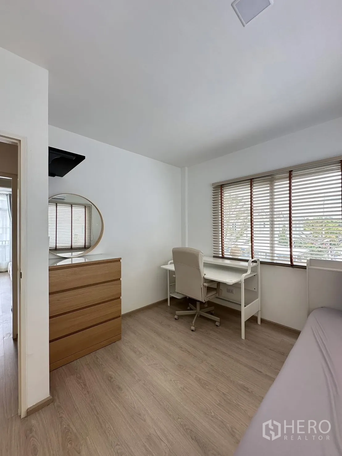 联排别墅 for rent in Prawet, Bangkok - 次卧设书桌、五斗柜与带百叶的大窗。