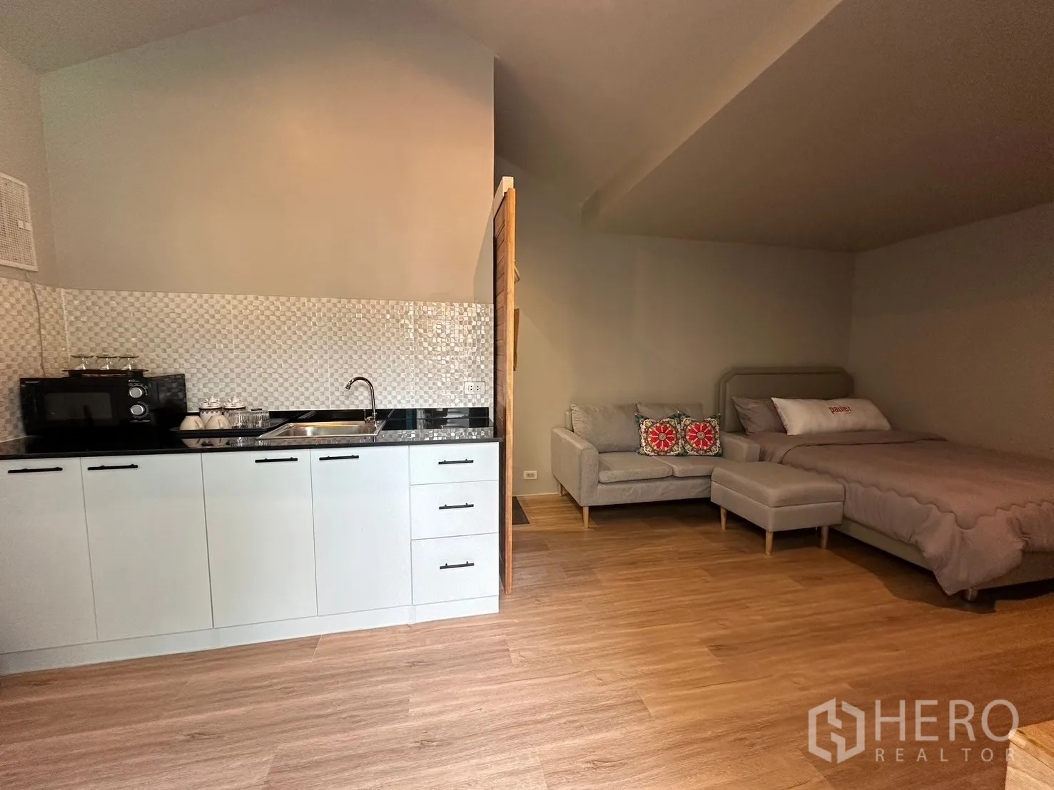 สำนักงานที่บ้าน ให้เช่าในSuan Luang, Bangkok - สตูดิโอริมสระ มีครัวขนาดเล็ก โซฟา และเตียง