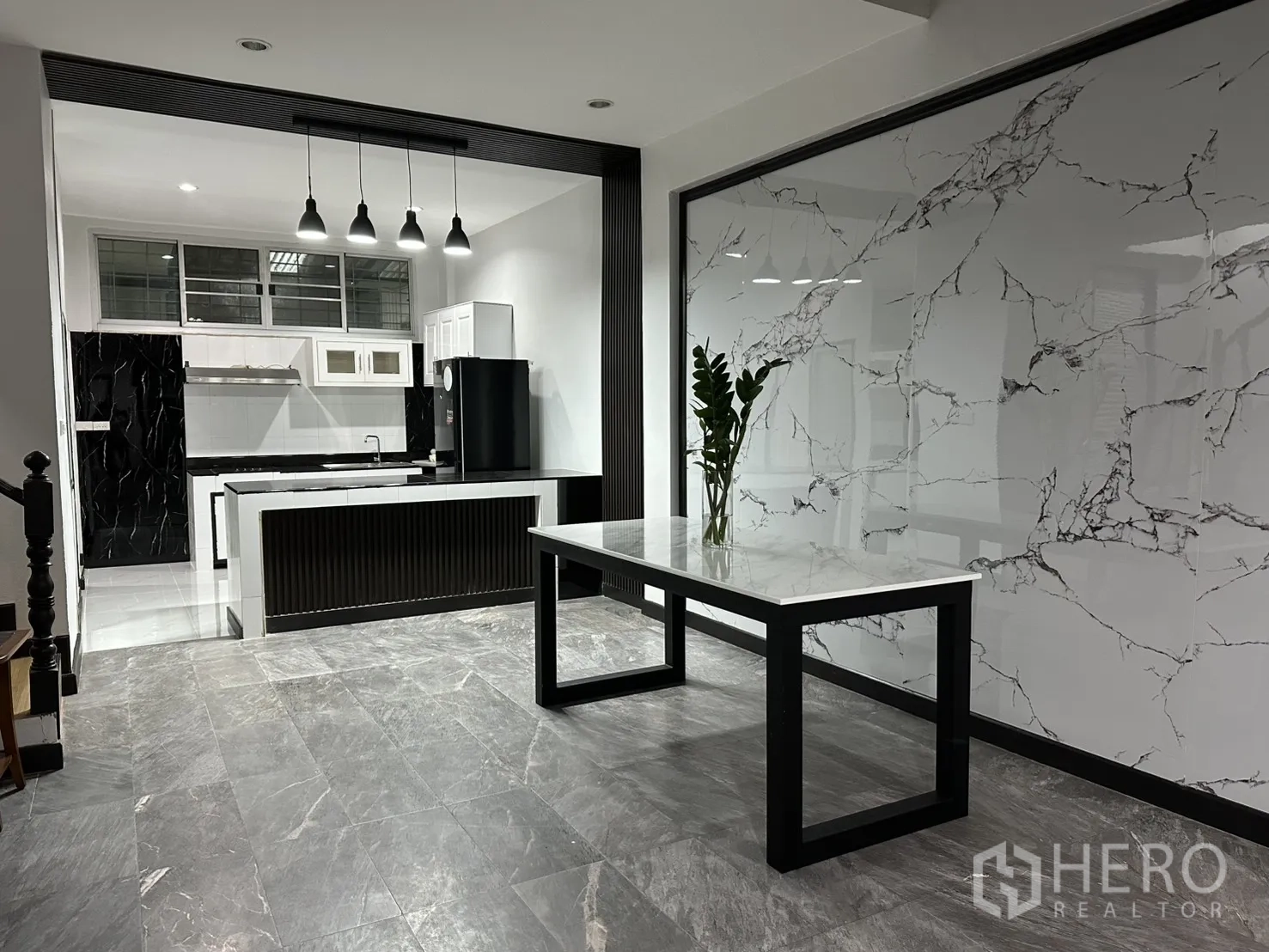 โฮมออฟฟิศ for rent in Khlong Toei, Bangkok - โซนรับประทานอาหารและครัวเปิด ผนังลายหินอ่อนเงางาม