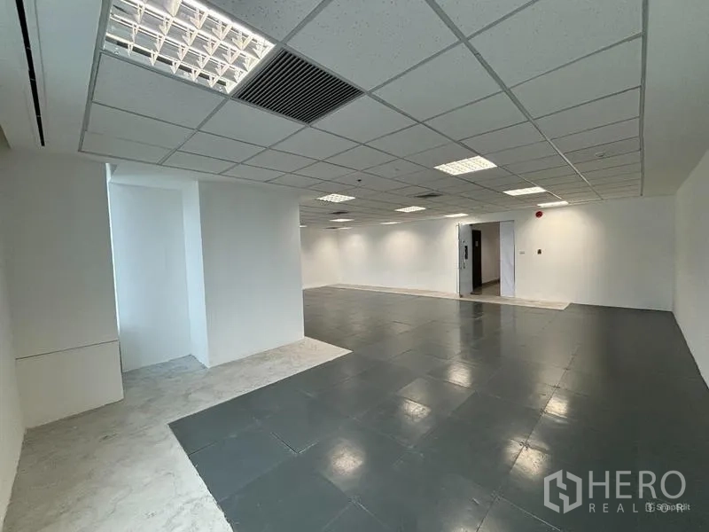 สำนักงาน ให้เช่าในWatthana, Bangkok - ภายในสำนักงานกว้าง พื้นยก ช่องลมแอร์ ฝ้าเพดานพร้อมไฟ และประตูเชื่อมสู่โถงส่วนกลาง