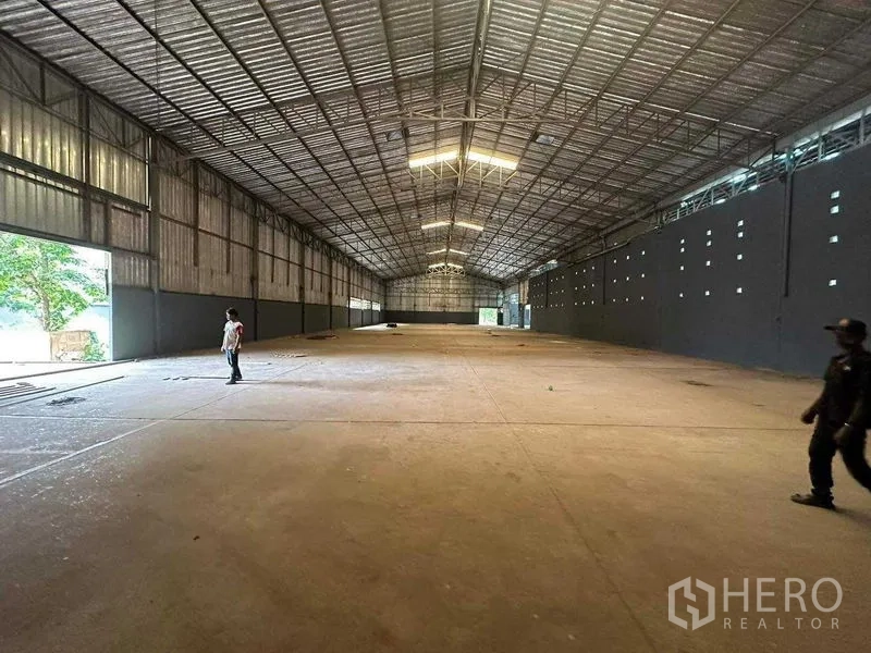 Warehouse for rent in Phra Nakhon Si Ayutthaya - Vast clear-span warehouse interior with high steel roof and concrete floor.