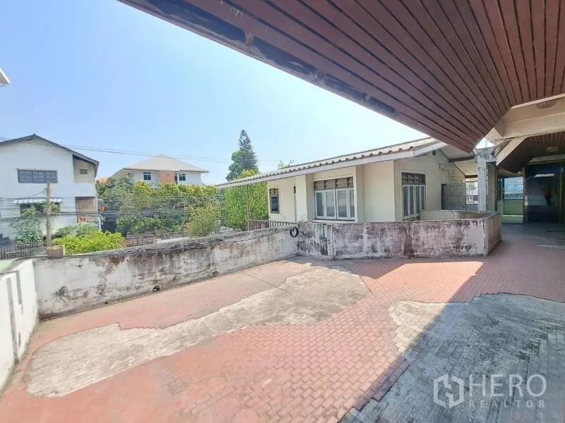 พื้นที่ขายปลีก ให้เช่าในSathon, Bangkok - ลานหน้าบ้านรับแดด พื้นปู บริเวณกำแพงเตี้ย ข้างอาคารชั้นเดียว