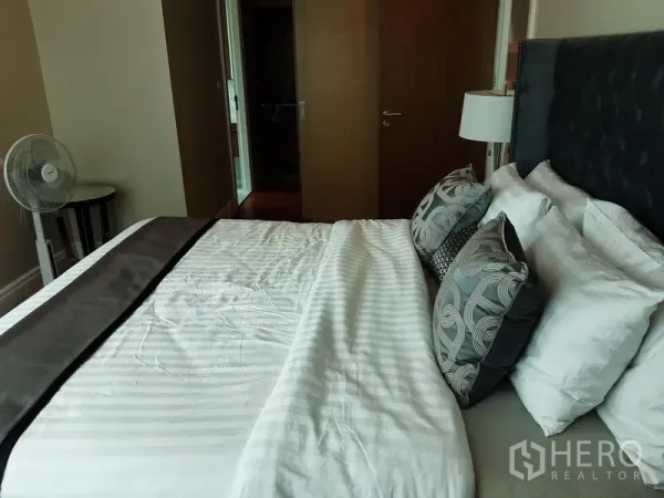 คอนโด ให้เช่าหรือขายในKhlong Toei, Bangkok - ห้องนอนใหญ่ มุมมองไปทางห้องน้ำในตัว เตียงขนาดใหญ่และหมอนลาย