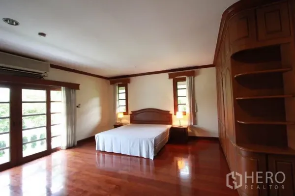 บ้าน ให้เช่าในPrawet, Bangkok - ห้องนอนกว้าง พื้นไม้แท้ ตู้บิลต์อินมุมโค้ง ประตูบานเลื่อนออกระเบียงและเตียงนอน