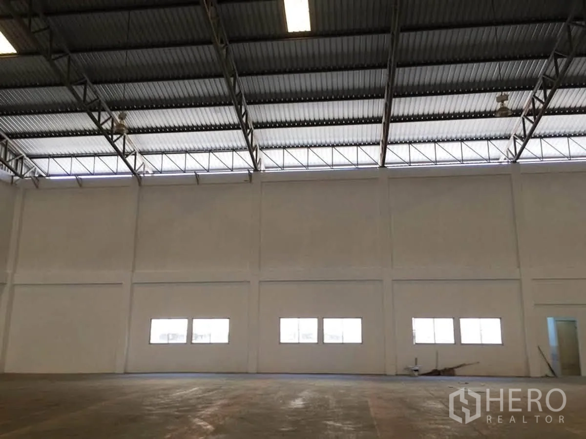 โกดัง for rent in Bang Sao Thong, Samut Prakan - ภายในโกดังโถงกว้าง เพดานสูง โครงเหล็ก หลังคาโปร่งแสง และพื้นคอนกรีต