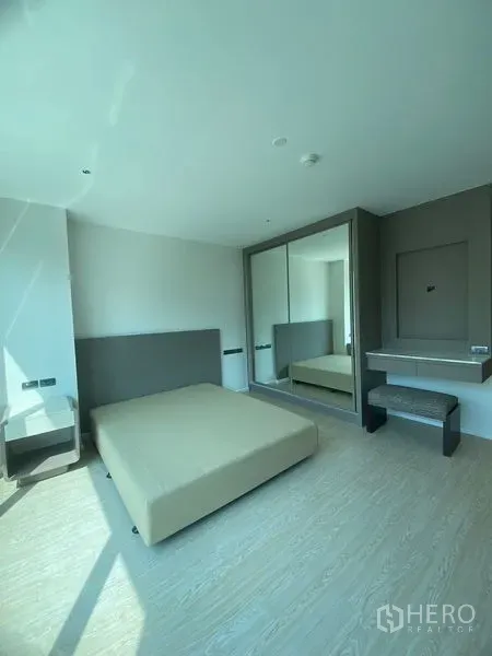 อพาร์ทเมนท์ ให้เช่าในWatthana, Bangkok - ห้องนอนรับแสงธรรมชาติ เตียงแพลตฟอร์ม ตู้เสื้อผ้าบานกระจก และโต๊ะเครื่องแป้ง