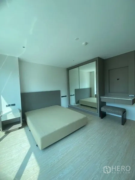 อพาร์ทเมนท์ ให้เช่าในWatthana, Bangkok - ห้องนอนรับแสงธรรมชาติ เตียงแพลตฟอร์ม ตู้เสื้อผ้าบานกระจก และโต๊ะเครื่องแป้ง