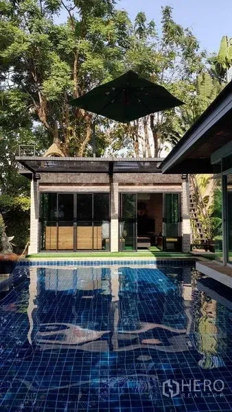บ้าน ขายในBang Na, Bangkok - สระว่ายน้ำกระเบื้องสีน้ำเงินข้างศาลาพูลวิลล่า ใต้ร่มไม้ใหญ่