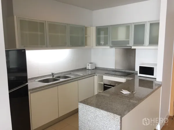 คอนโด ให้เช่าในKhlong Toei, Bangkok - ครัวรูปตัว U เคาน์เตอร์หินแกรนิต ตู้เก็บของ และเครื่องใช้ครบ