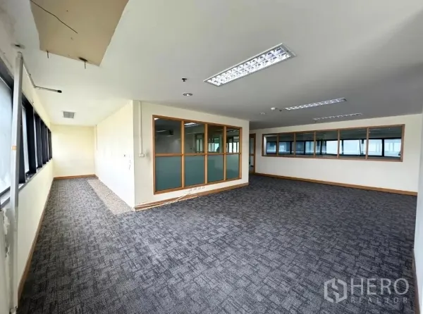 สำนักงาน ให้เช่าในBang Rak, Bangkok - พื้นที่ทำงานแบบโอเพ่นพร้อมผนังกระจกกั้นห้อง