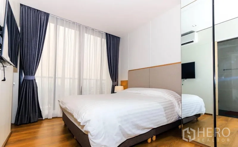 คอนโด ให้เช่าในKhlong Toei, Bangkok - ห้องนอนสว่าง โปร่ง พร้อมเตียงคู่ ตู้เสื้อผ้าบานกระจก และผ้าม่านสูง