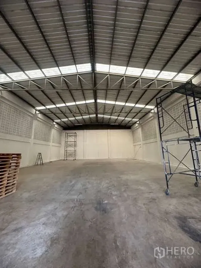 货栈 出租在Suan Luang, Bangkok - 无柱大跨度仓库空间，侧墙带通风砖，屋顶设采光带。