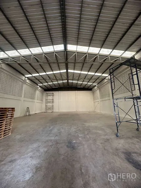 货栈 出租在Suan Luang, Bangkok - 无柱大跨度仓库空间，侧墙带通风砖，屋顶设采光带。