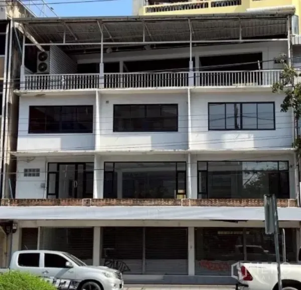 อาคารพาณิชย์ ให้เช่าหรือขายในKhlong Toei, Bangkok - ด้านหน้าตึกแถวติดถนน หน้าต่างบานใหญ่และระเบียง ในย่านคลองเตย