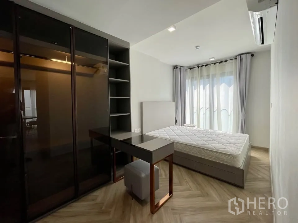 公寓 for rent in Watthana, Bangkok - 第二卧室带床、书桌和凳子，旁有到顶衣柜与开放格架。
