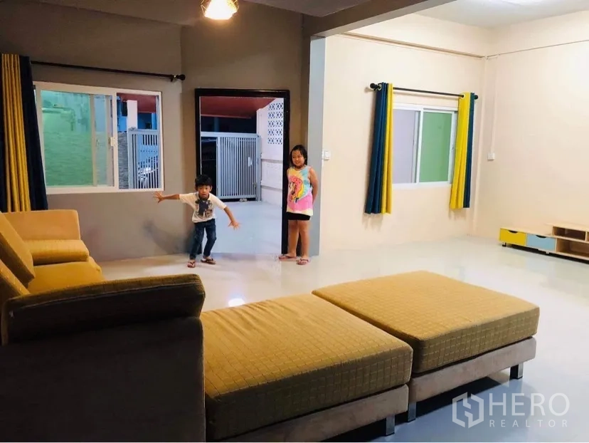 联排别墅 出租或出售在Huai Khwang, Bangkok - 大型起居区，多个窗户与浅色地砖地面。