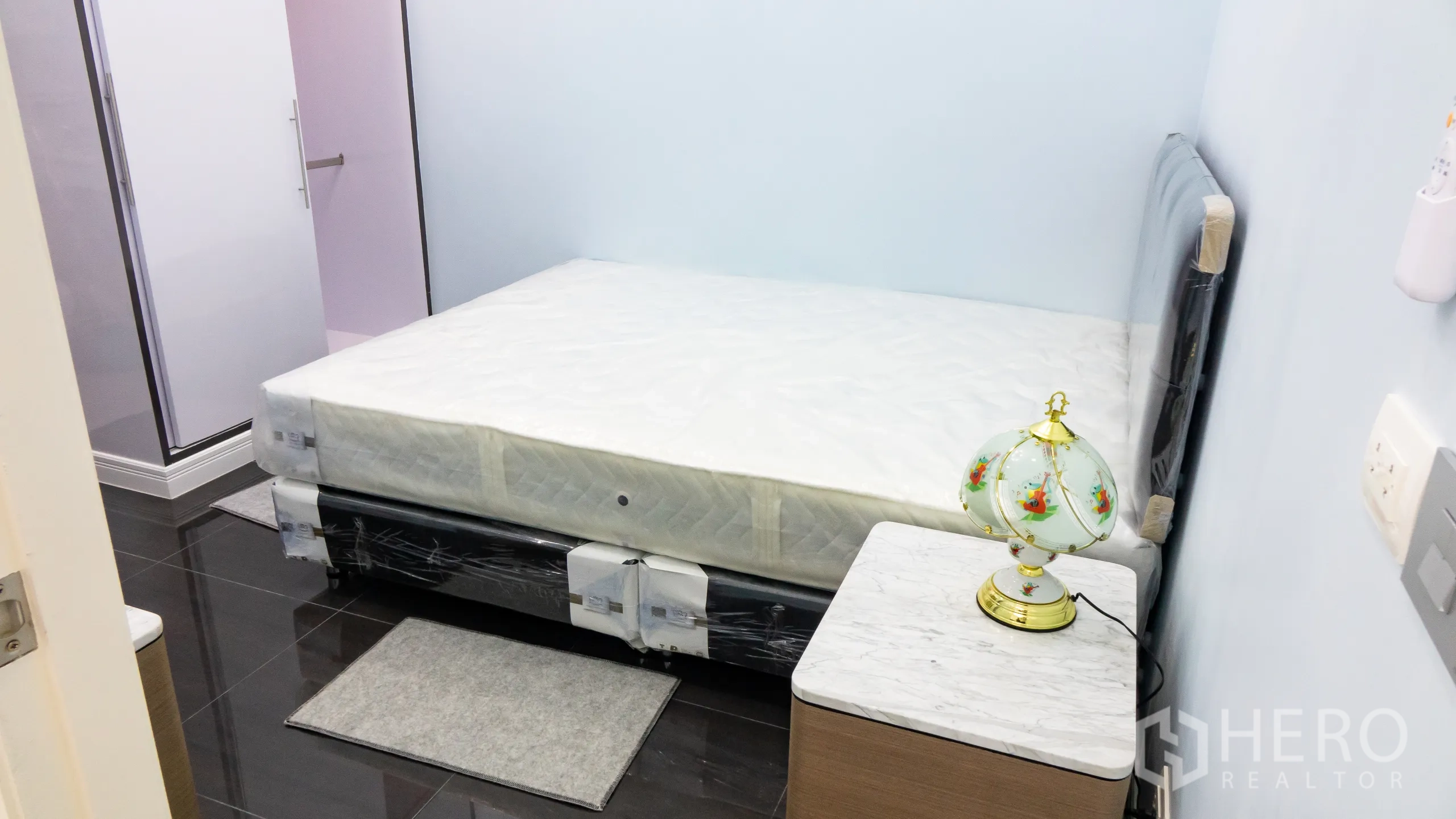 คอนโด for rent or sale in Khlong Toei, Bangkok - ห้องนอนที่สองพร้อมเตียง โต๊ะข้างหินอ่อน และตู้เสื้อผ้าบิลต์อิน