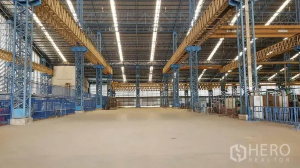 โรงงาน ให้เช่าในMueang Samut Sakhon, Samut Sakhon - อาคารโรงงานกว้าง พร้อมคานเครนเหนือศีรษะ ไฟสว่าง พื้นที่ว่างสำหรับประกอบและจัดเก็บ