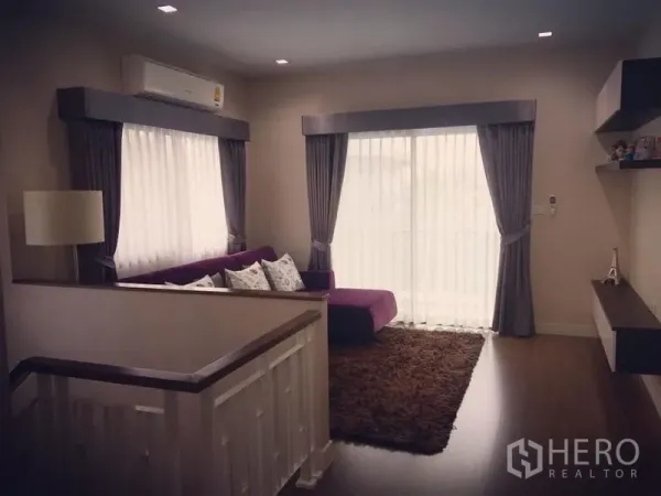 บ้าน ขาย - โถงพักผ่อนชั้นบน พื้นไม้ และประตูกระจกเปิดสู่ระเบียง