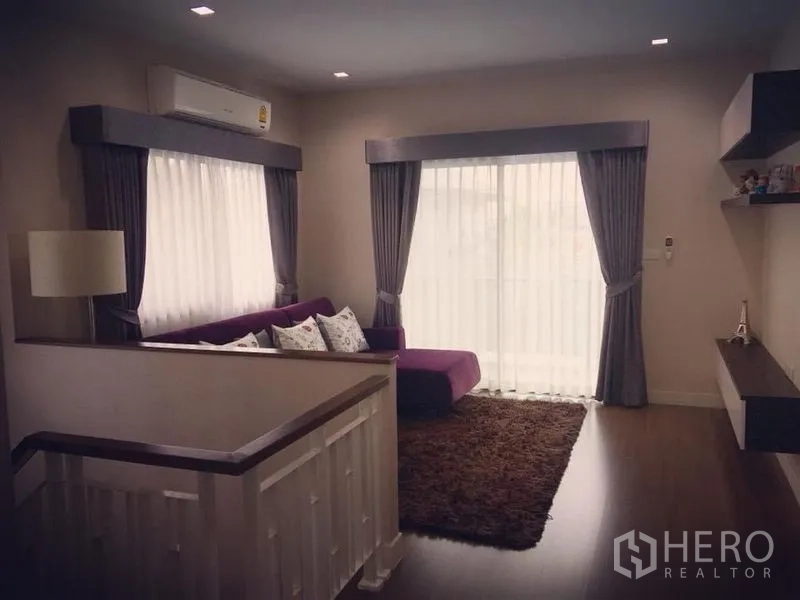 บ้าน ขาย - โถงพักผ่อนชั้นบน พื้นไม้ และประตูกระจกเปิดสู่ระเบียง