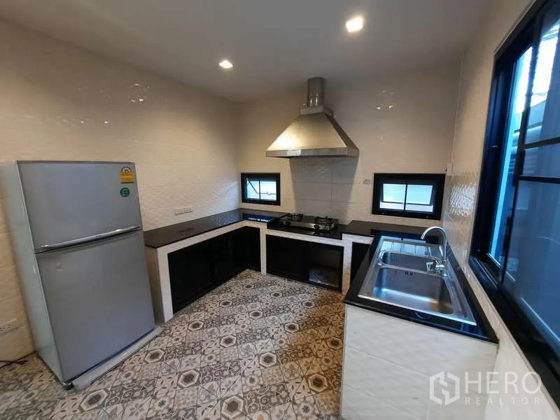 สำนักงานที่บ้าน ให้เช่าในHuai Khwang, Bangkok - ห้องครัวบิ้วอิน เคาน์เตอร์ตัวแอล ท็อปสีดำ เตาแก๊ส เครื่องดูดควัน และกระเบื้องลายพื้น