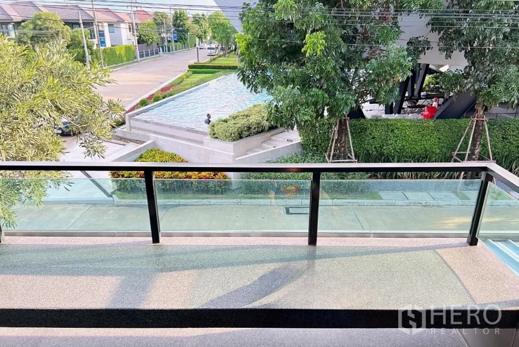 บ้าน ให้เช่าหรือขายในLam Luk Ka, Pathum Thani - วิวระเบียงมองเห็นสระว่ายน้ำส่วนกลางและต้นไม้ร่มรื่น
