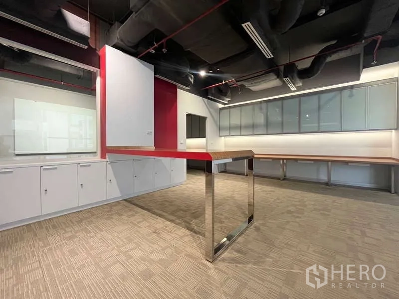 สำนักงาน ให้เช่าในWatthana, Bangkok - ไอส์แลนด์สำหรับประชุมยืน พร้อมตู้เก็บของสีขาวและไฟส่องราง