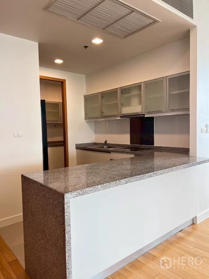 公寓 出租在Khlong Toei, Bangkok - 紧邻主厨房的岛台与储物空间，石材台面。