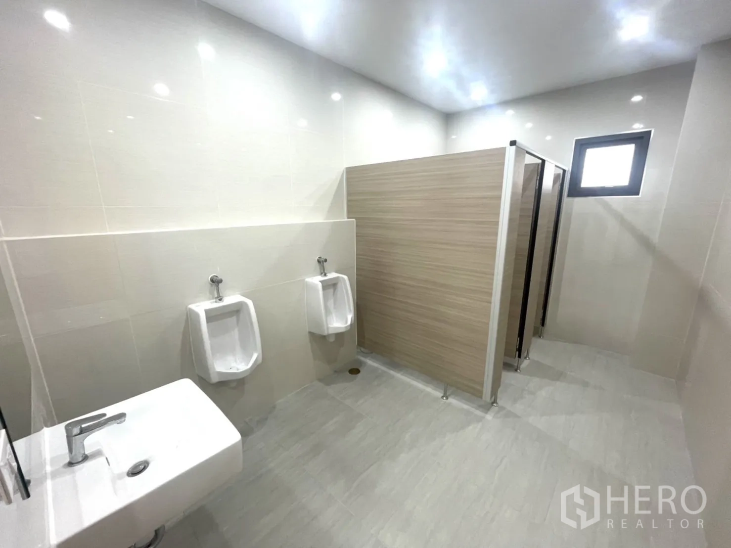 工厂 出租或出售在Bang Yai, Nonthaburi - 男卫间，瓷砖墙面、小便池与隔间。