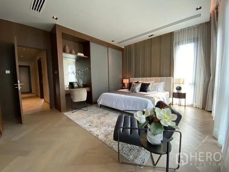 บ้าน ขายในPhaya Thai, Bangkok - ห้องนอนกว้างพร้อมตู้เสื้อผ้าบิลท์อิน มุมทำงาน และหน้าต่างสูงเต็มบาน