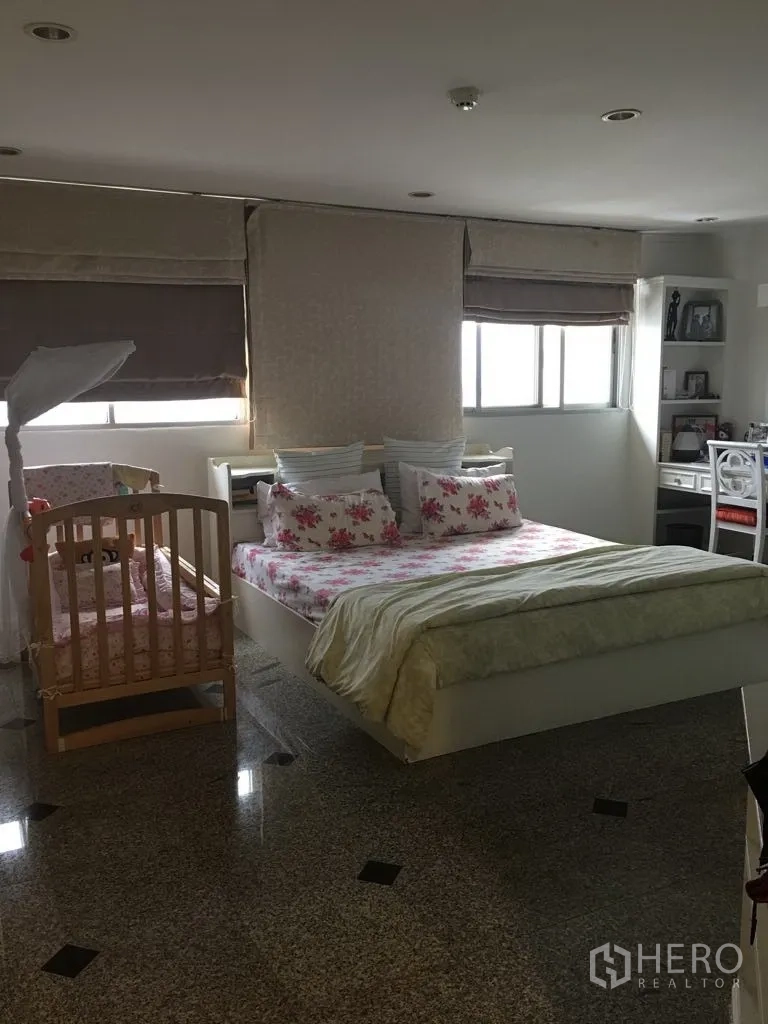 公寓 for rent in Watthana, Bangkok - 宽敞卧室设双人床、婴儿床、大窗与置物架。