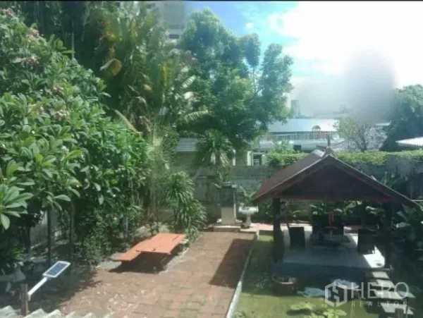 บ้าน ให้เช่าในKhlong Toei, Bangkok - สวนร่มรื่นพร้อมศาลา ทางเดินอิฐ และต้นไม้เขตร้อน