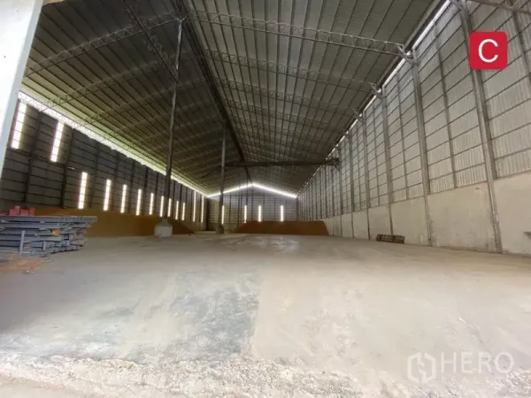 工厂 出租在Chachoengsao - 工厂内部空间开阔，钢桁架高屋顶，通风墙面与整片混凝土地面。