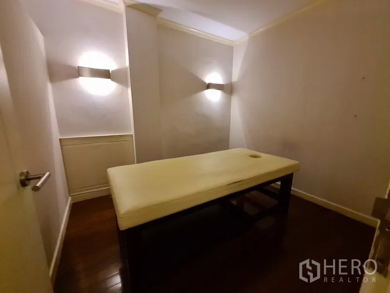 店屋 出租在Khlong Toei, Bangkok - 私密理疗室，配置按摩床与壁灯，木地板。