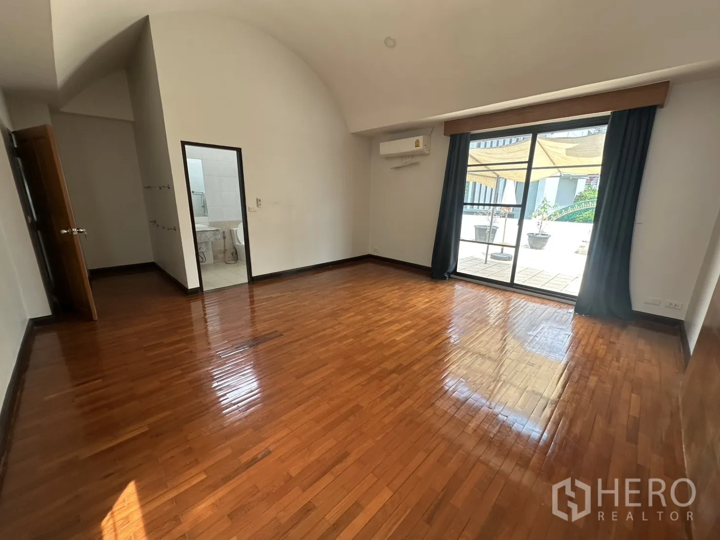 独栋房屋 for rent in Watthana, Bangkok - 卧室带套卫入口，并可通往露台的推拉门