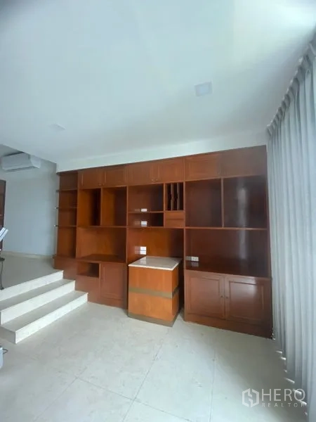 公寓 出租在Sathon, Bangkok - 起居区设落地木质壁柜与陈列架，临近宽窗采光佳。