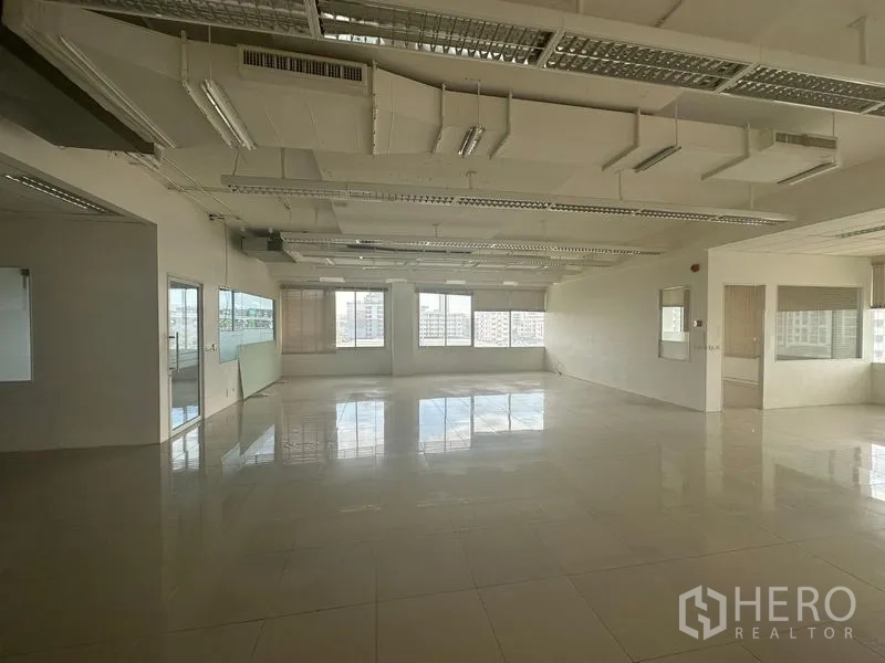 สำนักงาน ให้เช่าในPrawet, Bangkok - ออฟฟิศเปิดโล่ง ไฟแขวน กั้นห้องด้วยกระจก และพื้นกระเบื้องมันวาว