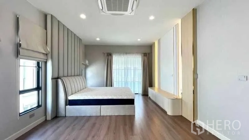 บ้านเดี่ยว for rent or sale in Bang Phli, Samut Prakan - ห้องนอนใหญ่ เตียงขนาดใหญ่ ประตูระเบียง และพื้นไม้