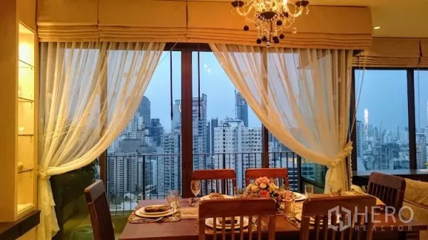 คอนโด ให้เช่าในKhlong Toei, Bangkok - มุมทานอาหารติดหน้าต่าง มองเห็นวิวสกายไลน์กรุงเทพฯ