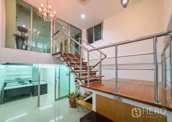 สำนักงาน ให้เช่าในKhlong Toei, Bangkok - พื้นที่เพดานสูงพร้อมบันไดไม้ราวสแตนเลส เชื่อมต่อชั้นลอยและห้องกระจก.