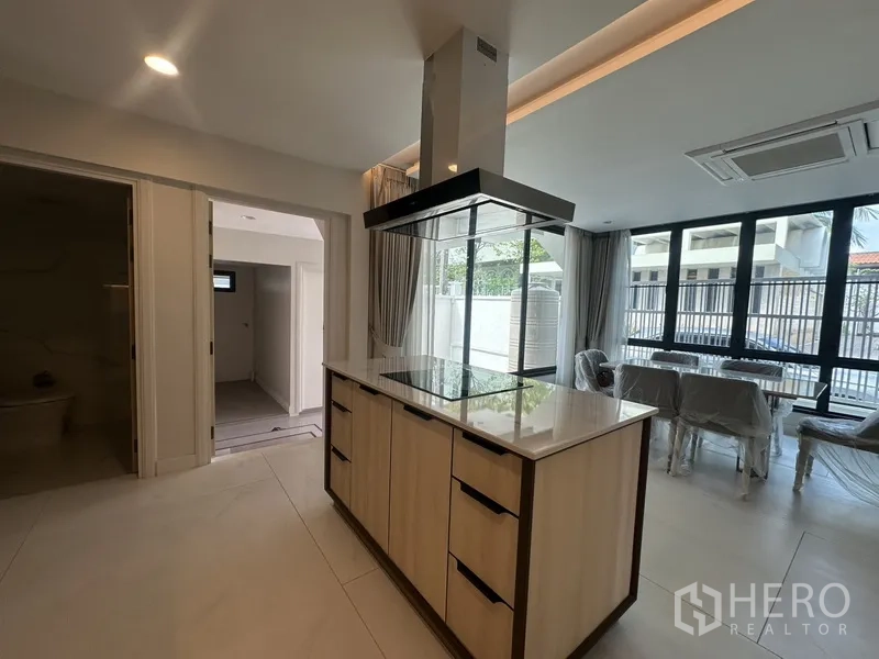 ทาวน์เฮาส์ ให้เช่าในWatthana, Bangkok - ไอส์แลนด์ครัวพร้อมฮูดเชื่อมต่อพื้นที่รับประทานอาหารและประตูกระจกสไลด์